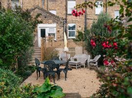 Vintage townhouse, wood burner, leafy garden, close to the beach, hotel in Margate