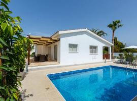 Bungalow Alexia - Garden Oasis near Coral Bay Beach, hotel em Peyia