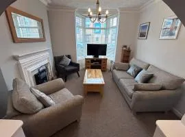 3 Bed House-Sleeps 5-Free Parking & Wi-Fi