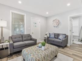 Cozy Chic 4BD 2BA Home in St Charles, hotel u gradu Sent Čarls
