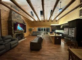 Majestic Cottage Estate with Indoor Heated Pool, hotel a Benton Harbor