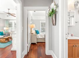 2BR Bungalow - Cozy Holiday Home Near Downtown & Beach, Hotel in St. Augustine