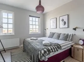 2 Bedroom Apartment in Southend near City Centre, Free Parking