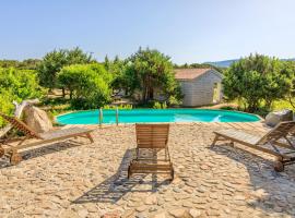 ISA - Residence with swimming pool in Badesi just 300 mt from the sea, hotel in Badesi