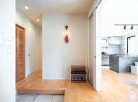 海まで徒歩7分庭とデッキでくつろぐ大人葉山の上質ステイ, Cottage in Hayama