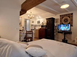 Joli studio rénové, calme, centre ville, parking, hotel in Saint-Germain-du-Bois