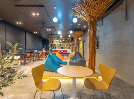 Patong Poshtel, hotel em Praia de Patong