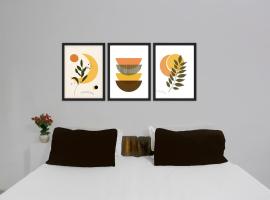 Hotel O THE RED CAP INN, hotel em Garhi Harsāru