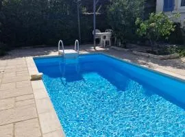 Villa paisible avec wifi, piscine et jardin