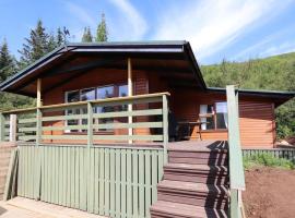 Cosy Cabin Escape with Hot Tub & Lake View, ξενοδοχείο σε Lundur