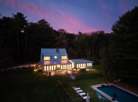 Charming 6 Bdrm Countryside Stay, Sauna and HotTub, hotel in North Egremont