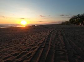 BuenaMar Malibu Beach, hotel in Sonsonate