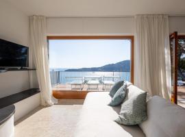 Modern and Elegant apartment with a spacious sea view terrace overlooking Palmaria Island Bright designer interiors Fully equipped Up to 6 guests Private parking Aircon All the comforts for a perfect stay, hotel in Portovenere