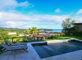 Hillside Oceanview Home with Pool in Venao，位于普拉纳维瑙的酒店