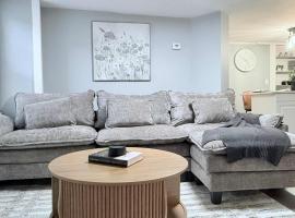 Contemporary Apartment- Prime Location to MBTA, cottage in Pawtucket