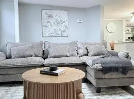 Contemporary Apartment- Prime Location to MBTA