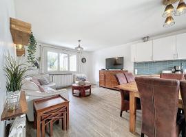 6 bedroom, 5 bathroom villa near Paris，位于圣但尼的酒店