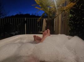 Rock Ridge Villa, hotel in Abertillery