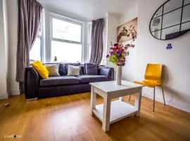 En-suite 1 Woodhouse, private bath, 2 kitchen