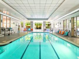 Contemporary Stay near Pentagon City Metro, ξενοδοχείο σε Addison Heights