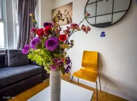 En-suite 3 Woodhouse, private bath, 2 kitchen