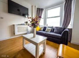 En-suite 5 Woodhouse, private bath, 2 kitchen