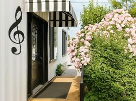 One of a Kind Stay Container Tiny Home by Falls, apartm&aacute;n v destinaci Niagara Falls