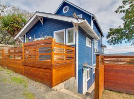 1 Mi to Dtwn Coos Bay Sleek Apt with Deck and Views!, hotel in Coos Bay