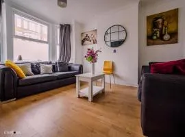 En-suite 6 Woodhouse, private bath, 2 kitchen