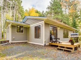 Riverbend Retreat on 7 Acres with River Access!, ξενοδοχείο σε Webster