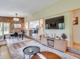 'Riverbend Retreat' on 7 Acres w/ River Access!, hotel a Webster