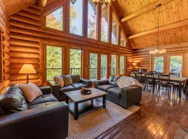 Private A-Frame Log Cabin near Tremblant With Hot tub Game Room, hotel v destinaci Labelle
