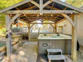 Detached Sauna, Movie Room! Relaxation in Muskegon, hotel in Muskegon
