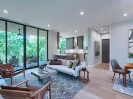 The House of Yes- Luxury Urban Farm House. Walking distance to downtown