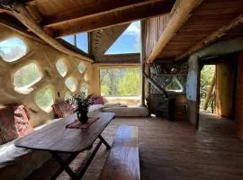 Cabaña de barro con Bosque, rio, arte y apicultura