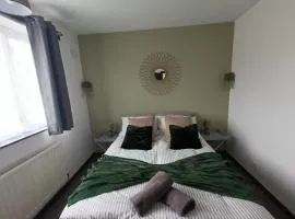 #72 Stylish 3 bedroom sleeps 7 Wigan House