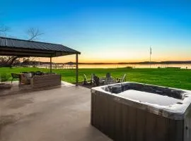 Lakefront Gem w/ Hot Tub & Game Room in Graford