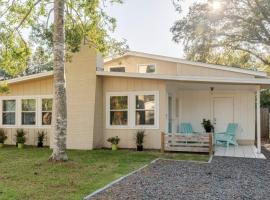 Charming 1960s Cottage, 5 Min Walk to Beach and Shops, hotel em Oak Island
