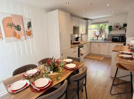 Birmingham City Centre Lrg House - Sleeps 10 - Free Driveway Parking, hotel in Birmingham