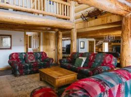 Silverthorne Cabin with Hot Tub and Forest Access