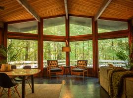 Mid-century Cabin Hideaway - Hot Tub & Fire Pit, chal&eacute; alpino em Rhododendron