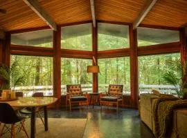 Mid-century Cabin Hideaway - Hot Tub & Fire Pit