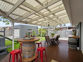 Relaxed Bayside Stay with Outdoor Space, hotel em Mordialloc