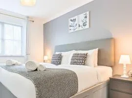 Central Peaceful Home with Parking, Wi-Fi and Garden