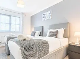 Central Peaceful Home with Parking, Wi-Fi and Garden