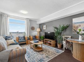 Coastal Escape with River Views in Casino Towers, hotel con bañera de hidromasaje en Brisbane