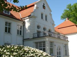 Schloss Badow, hotel with parking in Badow