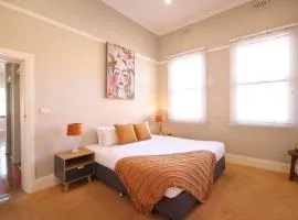 Waterviews - Hidden Gem in CBD - Sleeps 10