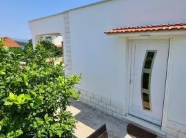 Apartments by the sea Necujam, Solta - 2089