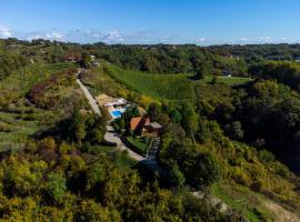 Family friendly house with a swimming pool Gornja Voca, Zagorje - 11873、Gornja Voćaのホテル